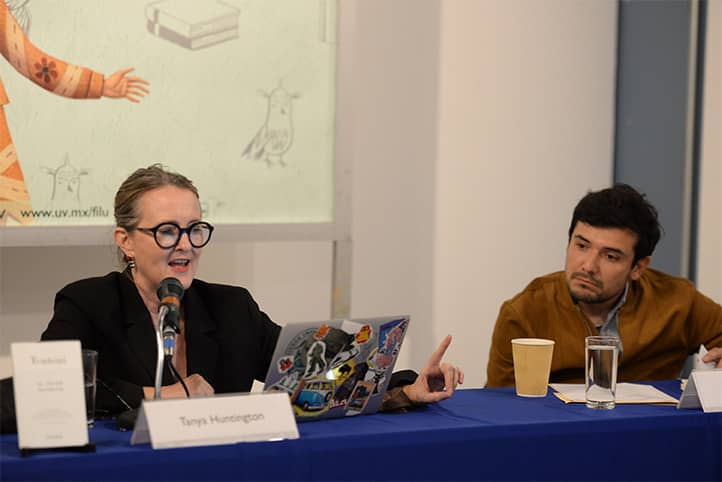 La escritora Tanya Huntington y el editor Miguel Pineda comentaron la obra.